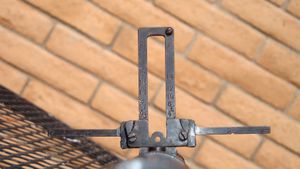 99식 소총의 접이식 대공 조준기. 측면의 캘리퍼스는 표적 항공기의 속도를 결정하기 위한 것이다.