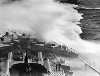 외양 항해 중인 "로드니". 함미의 파도 절개 성능을 알 수 있는 사진.