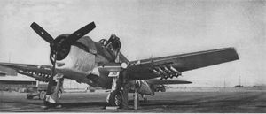 초기 생산형 F6F-5가 8개의 5인치 HVAR 로켓으로 시험 중 (1944–45년경)