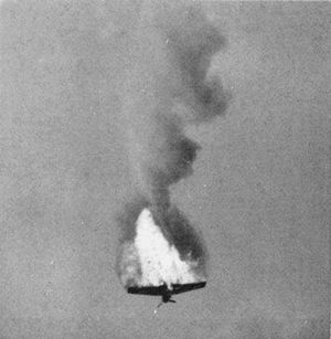 F6F-5K 헬캣 표적 드론이 1954년 중순양함 USS Saint Paul에 의해 격추되는 모습.