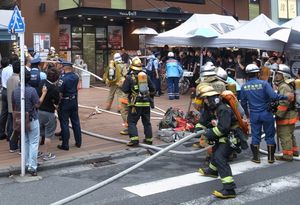 신주쿠에서 화재에 대응하는 도쿄 소방청 소방관들