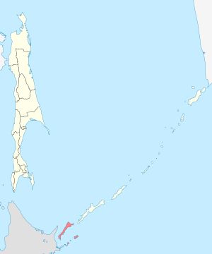 러시아가 관할하는 유즈노쿠릴스키 구. 붉은색 음영 지역의 왼쪽 하단은 유리섬이 속한 하보마이 군도이다. 회색 지역은 홋카이도이다.