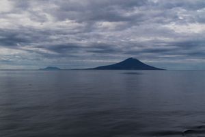 Golovnin Strait에 진입할 때 보이는 마투아 섬과 라슈아 섬. 마투아 섬은 전경에, 라슈아 섬은 배경에 있다.
