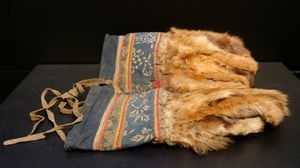 오로크족의 붉은 여우 털 장갑, 19세기.