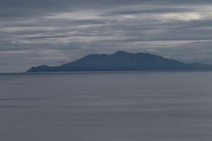오호츠크해에서 남쪽을 바라본 라스슈아 섬