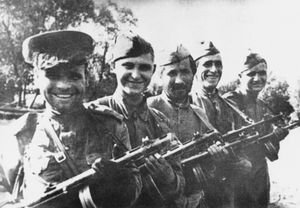 1944년 8월 17일 동프로이센 국경에 처음 도달한 제297소총연대 제2대대 제4중대 병사들. 중대장 바실리 페트로비치 자이체프(왼쪽 첫 번째)는 10월 22일 전투에서 전사했으며 사후 소련 영웅으로 추서되었다.