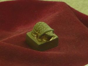 광릉왕의 거북 모양 금 인장. 양주 한장 구 간천진에서 1980년에 발굴되었으며, 현재 양주 한 광릉왕 묘 박물관에 전시되어 있다.