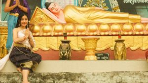 짜빈성 테라바다 사찰에서 전통 의상을 입은 크메르 남 보 소녀