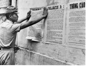 그레이시 장군이 발표한 포고문을 사이공 시내에 게시하는 일본군. 영어, 프랑스어, 베트남어 3개 국어로 작성되었다. (1945년 9월)