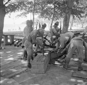 생 자크 포로 수용소에서 무기를 정비하는 일본군