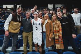 2022년 엔터테인먼트 & 스포츠 아레나에서 가족들과 함께 있는 스톡턴(왼쪽에서 두 번째), 데이비드 스톡턴 포함