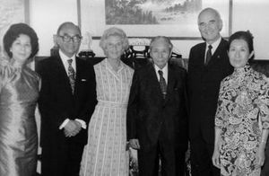 왼쪽부터: 장지정 부인, 유위탕 대사, 실비아 필립스 여사, 장 박사, 프리츠 필립스 로열 필립스 전자 회장과 야란 류 여사 (1976년)