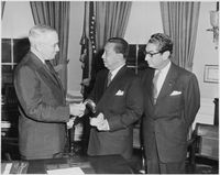 미국 대통령 해리 S. 트루먼이 집무실에서 필리핀 대통령 엘피디오 키리노로부터 지팡이를 선물로 받는 모습, 호아킨 엘리잘데 대사가 지켜보고 있다.