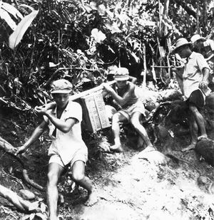 필리핀 자원병들이 제12기병여단에 보급품을 운반한다