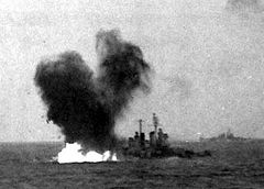 태그보트 파우니(ATF-74)에 의해 예인 중 공습을 받아 항공 어뢰가 명중한 경순양함휴스턴(CL-81) 1944년 10월 16일 오후 촬영