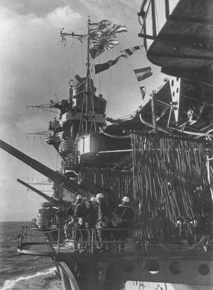 아카기의 좌현 대공포 스폰슨으로, 선체에 낮게 장착되어 사격 범위를 크게 제한한다.