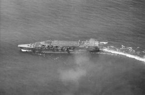 가가가 1930년에 항공 작전을 수행하고 있다. 상부 갑판에는 이륙을 준비 중인 미쓰비시 B1M 뇌격기가 있다. 나카지마 A1N 3형 전투기는 전방 하부 갑판에 주차되어 있다.