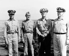 왼쪽부터 스프루언스, 마크 미처, 체스터 니미츠, 윌리스 A. 리 (1945년 2월)