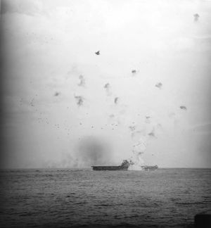 특공을 받아 전방 엘리베이터가 날아간 순간의 "엔터프라이즈"(1945년 5월 14일)