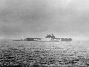 전날 가미카제 공격 이후 부상자를 병원선으로 이송하는 엔터프라이즈, 1945년 5월 15일