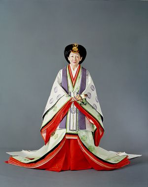 1990년 11월 즉위식에서 주니히토에를 착용한 미치코 황후