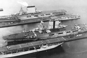 퓨젯 사운드 해군 조선소에 정박 중인 렉싱턴(위), 사라토가(아래) (1929년). 사라토가는 식별을 위해 연돌에 검은 줄무늬를 칠했다.