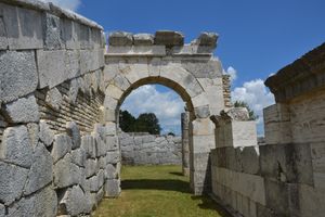 삼니움 극장과 성소 단지의 다각형 석조 건축물 전경