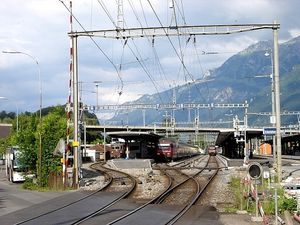 서쪽에서 찍은 사진. 툰 호선이 앞에서부터 역의 가장 북쪽 홈으로 들어오고 있다.