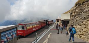 정상역에서 탑승을 준비하는 승객들