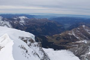 융프라우요흐에서 벵에르날프와 인터라켄 방향으로 바라본 모습. 구기 빙하는 오른쪽 하단에 보인다.