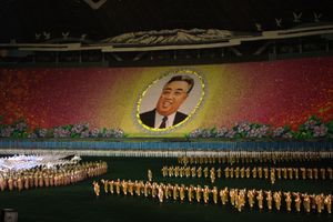 조선민주주의인민공화국 집단체조 축제. 출연자들은 영원한 주석 김일성의 모습을 숭배하고 있다.