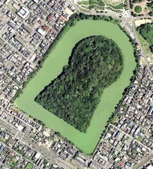 리추 천황은 전통적으로 사카이에 있는 가미이시즈 미산자이 고분과 관련이 있다.