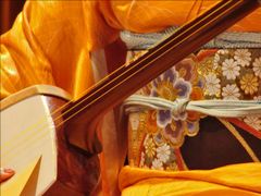 샤미센을 연주하는 사람