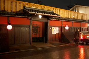 교토 기온 코부에 있는 가장 유명한 찻집 중 하나인 이치리키 찻집 입구