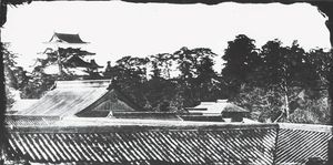 19세기에 촬영된 배경의 주요 천수각과 함께 있는 니노마루 궁전