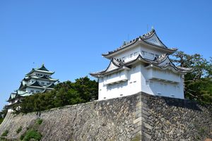 세이난 망루(앞)와 대천수(뒤)