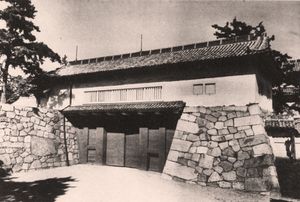 혼마루의 남쪽 첫 번째 문