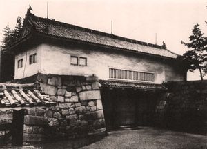 혼마루의 동쪽 첫 번째 문