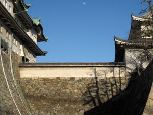 두 개의 망루를 연결하는 칼날 벽