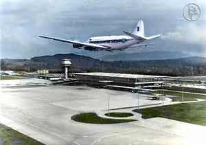 1965년 신축된 수방 국제공항에서 말레이시아 왕립 공군의 드 하빌랜드 헤론 항공기가 시험 비행을 하고 있다.