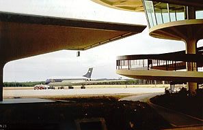 승객 탑승 및 하차를 위한 야외 원형 경사로가 있는 영국 해외 항공 공사(BOAC) 비커스 VC10.