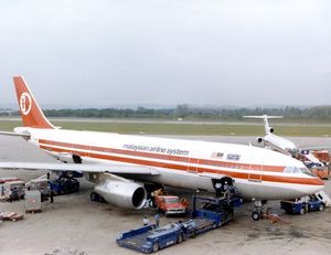 1982년 수방 공항에서 말레이시아 항공 시스템 에어버스 A300과 배경으로 중화항공 보잉 727.