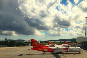 몇 대의 파이어플라이 ATR 72 항공기가 터미널에 주기되어 있는 수방 스카이파크의 계류장 모습