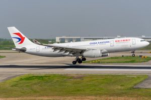 중국 동방 항공 에어버스 A330-243 기종이 난징 루커우 국제공항 07 활주로에 착륙하고 있다