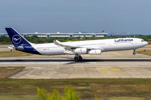 루프트한자 에어버스 A340-313 기종이 난징 루커우 국제공항 07 활주로에 착륙하고 있다