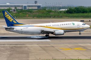 중국 우정 항공 보잉 737-300 -3Q8(SF) 기종이 난징 루커우 국제공항 07 활주로에 착륙하고 있다