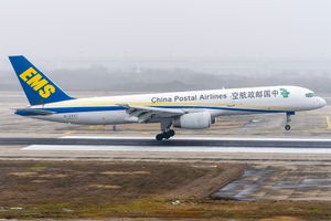 중국 우정 항공 보잉 757-200PCF -2Y0(PCF) 기종이 난징 루커우 국제공항 07 활주로에 착륙하고 있다