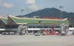 페낭 국제공항 터미널. 터미널 건물은 2012년까지 개조 공사를 거쳤다.