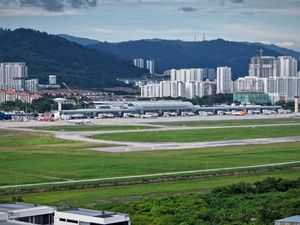 페낭 국제공항의 조감도, 배경에는 바얀 레파스 교외의 스카이라인이 형성되어 있다.