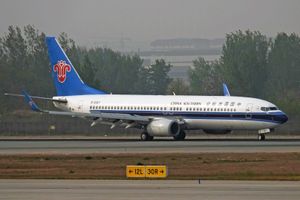 활주로 12L에서 중국남방항공(China Southern Airlines)의 보잉 737-800